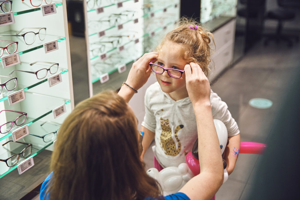 Est-ce que mon enfant doit porter des lunettes lors de ses cours