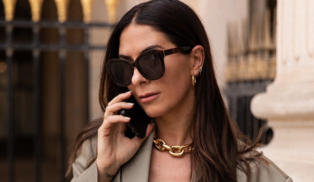 Une Femme Portant Des Lunettes De Soleil Porte Des Lunettes De Soleil.