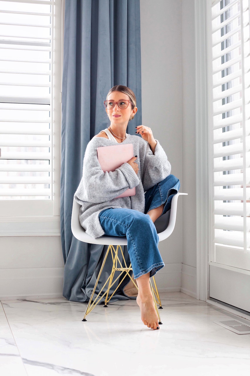 woman wears glasses for presbyopia to focus on reading materials 